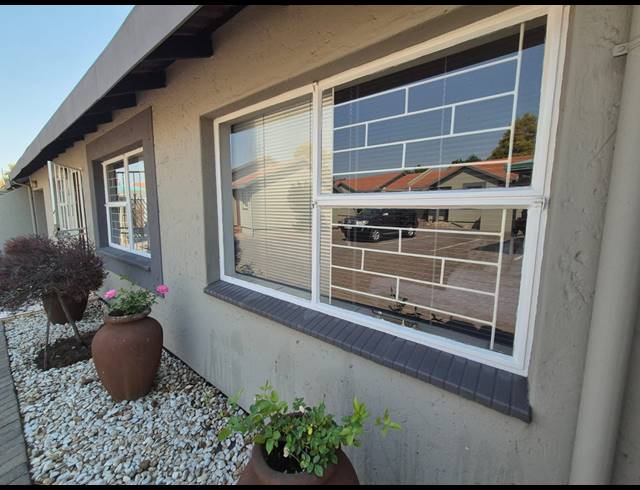 2 BEDROOM TOWNHOUSE FOR SALE IN VANDERBIJLPARK SE 3